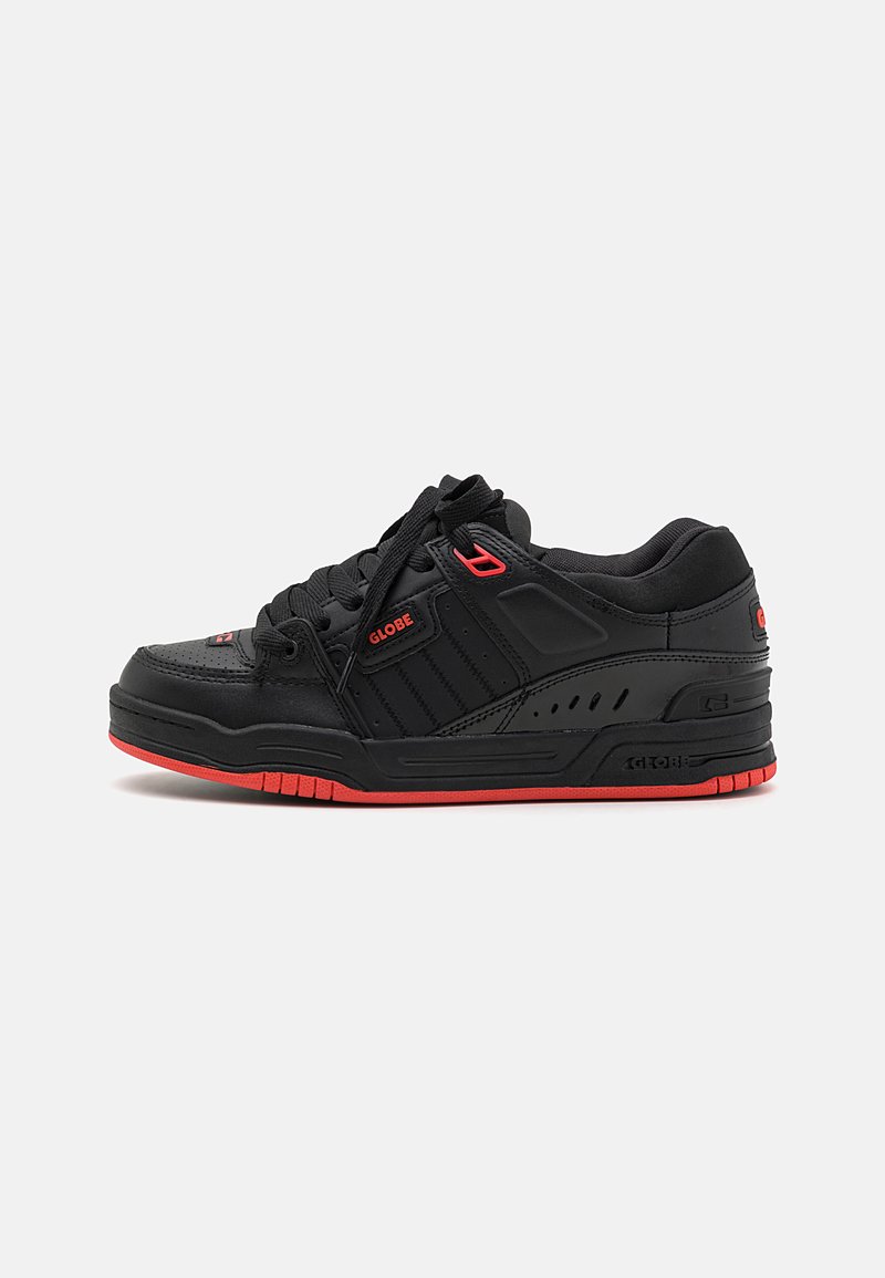 Μαύρο sneaker με κόκκινες λεπτομέρειες, featuring textured leather επάνω μέρος, padded collar και καουτσούκ σόλα με διακριτές αυλακώσεις και λεπτομέρειες μάρκας.