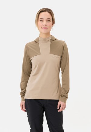 Beige Langarmhemd mit Kapuze, ausgestattet mit einem kontrastierenden beigen Paneeldesign und einem Logo auf der Brust. Hergestellt aus glattem, leichtem Stoff.