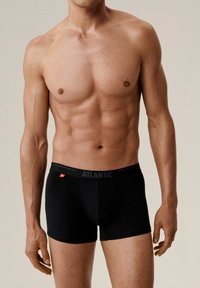 Czarne bokserki z dopasowanym krojem i elastycznym paskiem w pasie z logo "ATLANTIC". Gładka tkanina i minimalna ilość szwów.