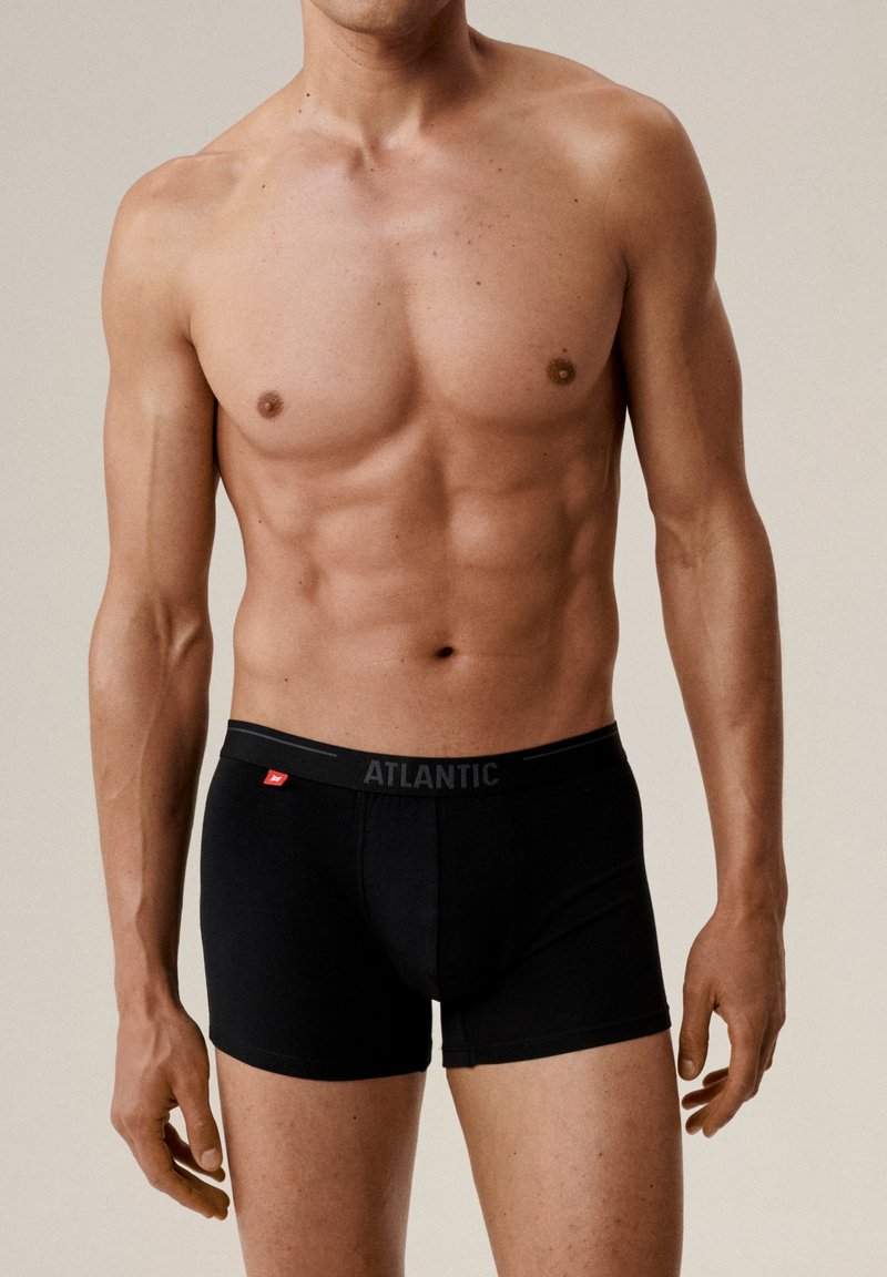 Czarne bokserki z dopasowanym krojem i elastycznym paskiem w pasie z logo "ATLANTIC". Gładka tkanina i minimalna ilość szwów.