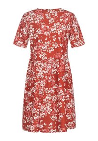 Punainen kukkamekko, jossa lyhyet hihat, hieman A-linjainen muoto, valkoiset ja vaaleanpunaiset kukkakuviot, kerätty vyötärö ja sileä kangaspinta.