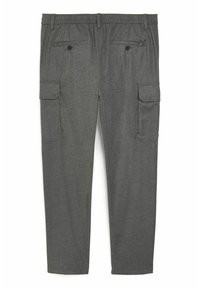 Szare spodnie cargo z regulowanym sznurkiem w pasie, dwoma tylnymi kieszeniami na guziki oraz dwiema bocznymi kieszeniami na patki. Gładka faktura materiału.