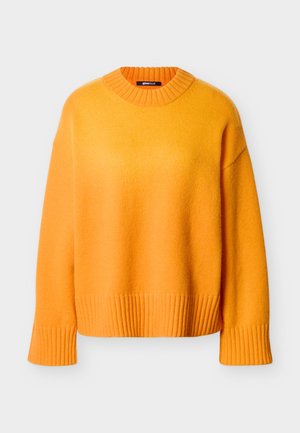 Πορτοκαλί φαρδύ πουλόβερ με ριμπ λαιμόκοψη και μανσέτες, με απαλή υφή και άνετη εφαρμογή, λιτές ραφές και ίσιο τελείωμα.