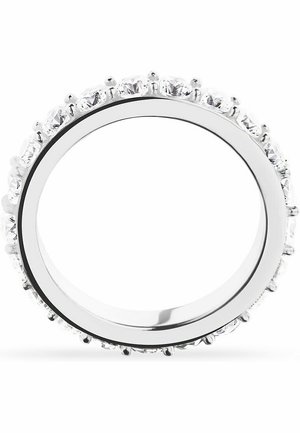 Metalen ring met een gladde, gepolijste zilveren oppervlakte, met een rij van heldere, ronde edelstenen die langs de band zijn gezet.