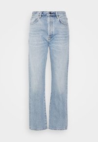 Jeans de mezclilla azul claro con diseño de pierna recta, cintura alta, estilo de cinco bolsillos y un ligero desgaste. Cierre clásico en la parte frontal con botón y cremallera.