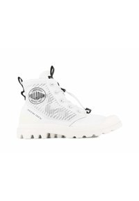 Sneaker alte bianche con tomaia in tela, punta in gomma e dettagli texturizzati. Presenta una patch con logo nera e lacci a contrasto.