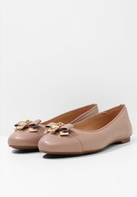 Ballerines en cuir beige doux avec un bout arrondi, un nœud décoratif avec quincaillerie dorée et une semelle en caoutchouc plate. Texture lisse.