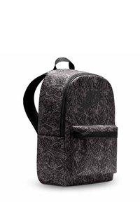 Schwarzer und grauer, strukturierten Rucksack mit runder Form, ausgestattet mit einer vorderen Reißverschlusstasche und einem auffälligen schwarzen Nike-Logo auf der Vorderseite.