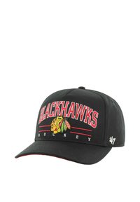 Schwarze Kappe mit gebogenem Schirm, auf dem "BLACKHAWKS" in roter Stickerei und ein mehrfarbiges Logo zu sehen sind. Mit roten Nähakzenten.