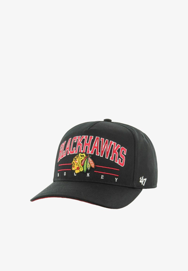 Schwarze Kappe mit gebogenem Schirm, auf dem "BLACKHAWKS" in roter Stickerei und ein mehrfarbiges Logo zu sehen sind. Mit roten Nähakzenten.