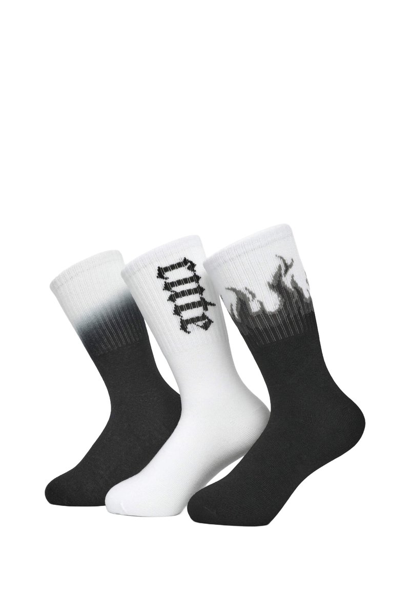 Tre paia di calze alla caviglia: nere con un colore solido, bianche con testo grafico nero e grigio sfumato da nero con design a fiamma sul bordo.