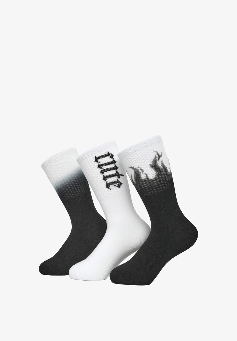 Tre paia di calze alla caviglia: nere con un colore solido, bianche con testo grafico nero e grigio sfumato da nero con design a fiamma sul bordo.