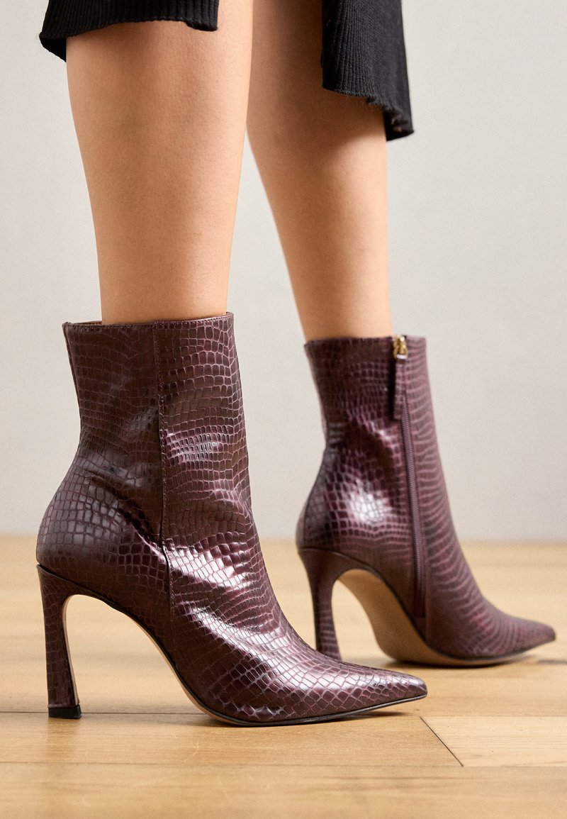 Bottines Pointues En Daim Rouge à Talons Aiguilles – Look Sexy Et Casual
