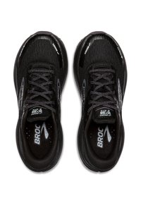 Zapatillas deportivas negras con parte superior de malla, cordones en contraste y acentos reflectantes. Suela amortiguada y una marcada marca en la lengua y los lados.