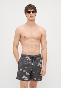 Pánske plavky tmavosivej farby s farebnými kvetinovými a grafickými vzormi. Majú elastický pás s nastaviteľným šnúrkovým uzáverom.