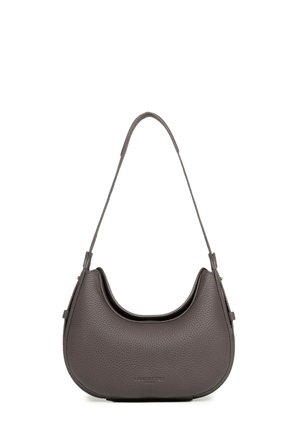 Sac à main en cuir grainé gris foncé avec une forme arrondie et une bandoulière simple, design minimaliste et logo de marque discret embossé.