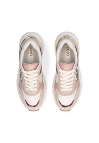 Zapatillas con una parte superior de materiales combinados que presentan acentos en blanco, rosa claro y burdeos. Punta redonda, cuello acolchado y cordones lisos en color beige.