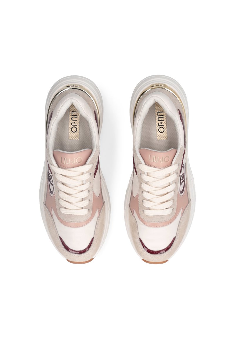 Sneakers z cholewką wykonaną z różnych materiałów, z białymi, jasnoróżowymi i burgundowymi akcentami. Okrągły czubek, wyściełany kołnierz i płaskie beżowe sznurowadła.