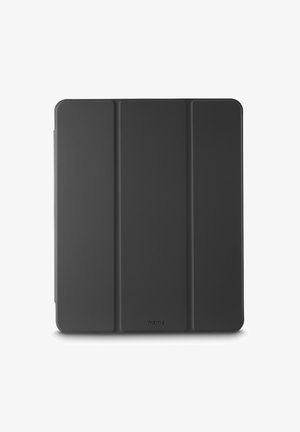 Schwarze dreifach gefaltete Tablet-Hülle mit dem "hama"-Logo, das zentriert nahe der unteren Kante platziert ist, auf einem weißen Hintergrund geschlossen dargestellt.