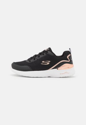 Sneaker nera e oro rosa con lacci, suola bianca, parte superiore in tessuto mesh, logo "S" marchiato e design del tallone ammortizzato.
