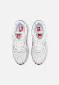 Fila V94M - Matalavartiset tennarit - white/gray violet