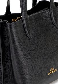 Zwart gestructureerde leren tote bag, met twee stevige handvatten, gouden hardware details en een logo accent aan de voorkant. Rond gevormd.