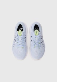 Ein Paar hellblaue Asics-Laufschuhe mit Schnürsenkeln und schwarzen Decksohlen, von oben auf einem weißen Hintergrund betrachtet.