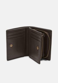 Portafoglio in pelle marrone scuro aperto, con molteplici slot per carte, tasche con bottone a pressione e un compartimento per le monete con cerniera.