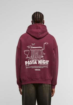 Hoodie en coton bourgogne présentant un graphique humoristique de pâtes et d'ustensiles de cuisine au dos, avec un texte blanc indiquant "SOIRÉE PÂTES."