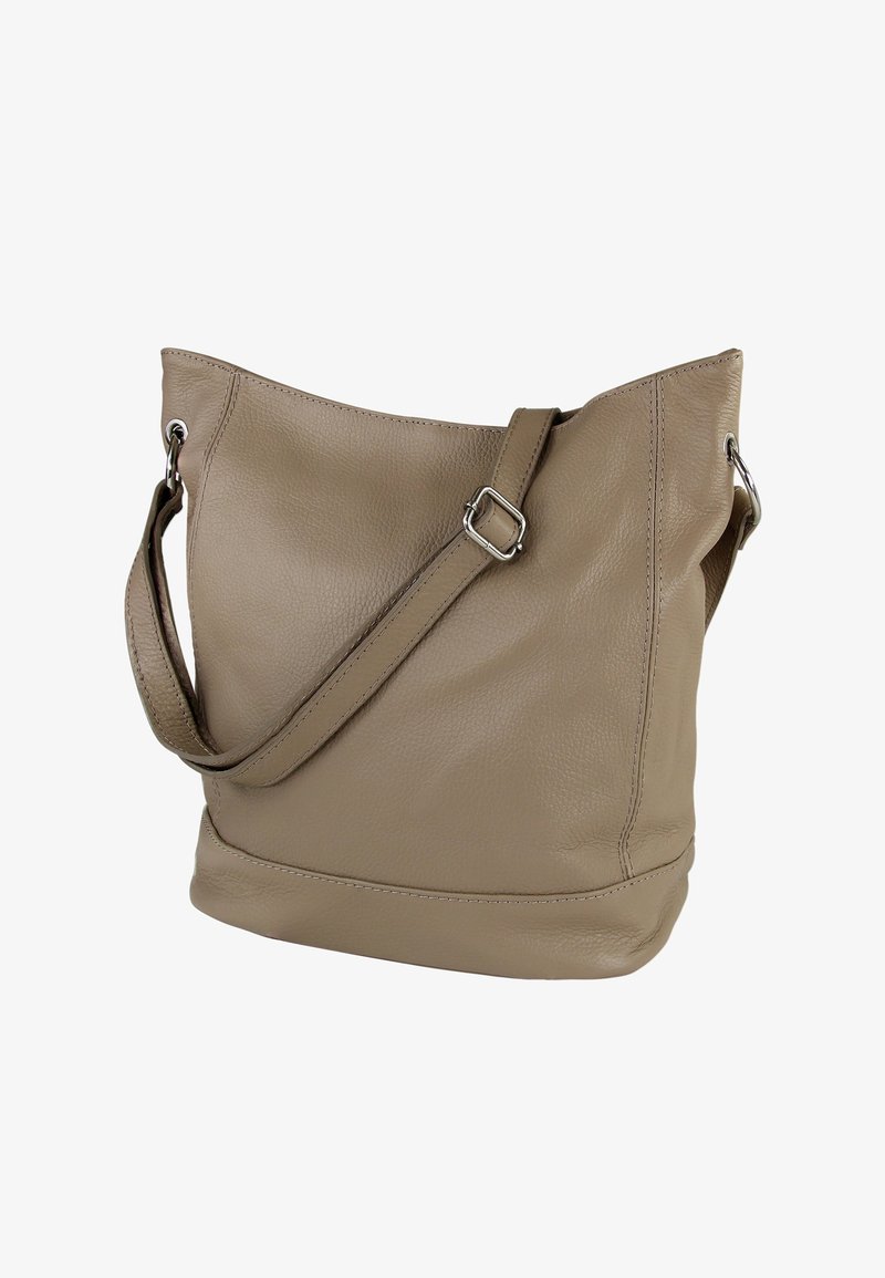 Beige leren schoudertas met een gestructureerde vorm, verstelbare riem en zilverkleurige hardware. Soepele textuur met minimale stiksel details.