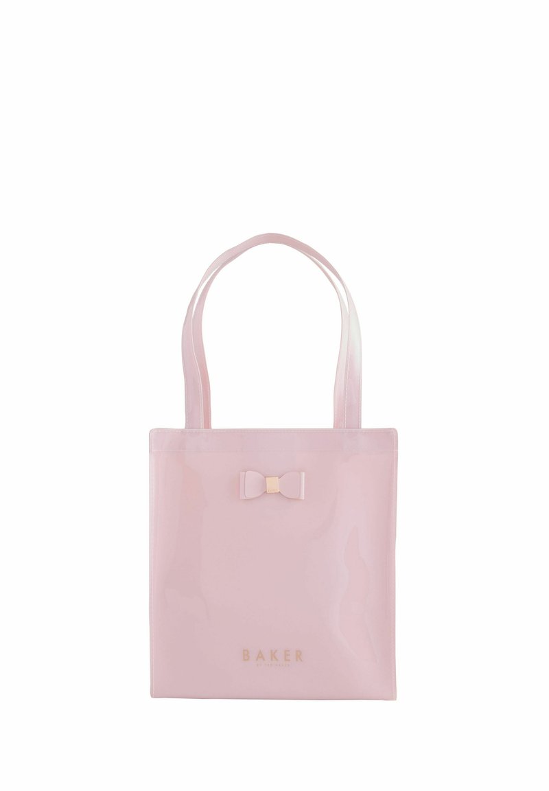 Sac fourre-tout rose brillant avec deux poignées, ornée d'un petit ruban et d'un logo en relief "BAKER" en bas à l'avant.