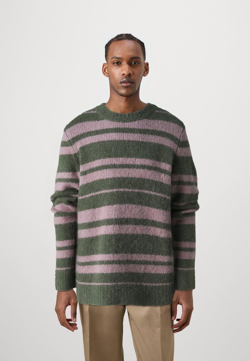 Gestreifter Strickpullover in Grün und Pink mit Rundhalsausschnitt und langen Ärmeln, ausgestattet mit einem weichen, strukturierten Stoff und lockerer Passform.