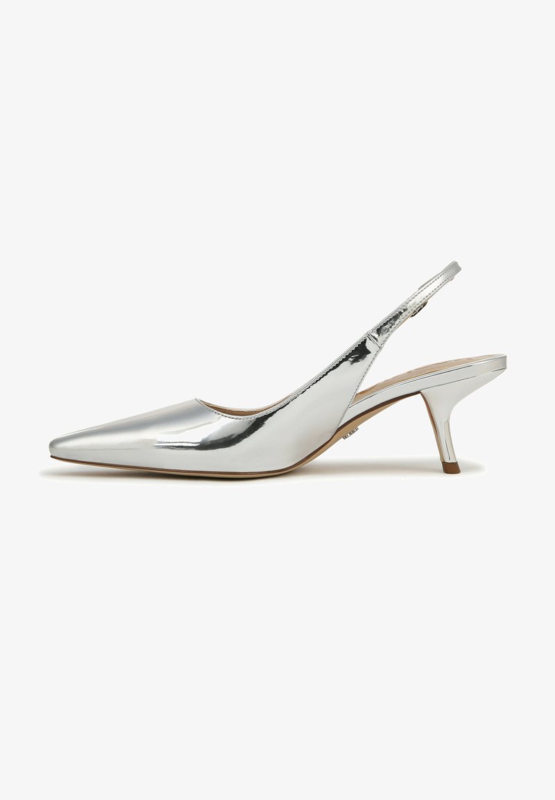 Pump slingback in metallo argentato con punta affusolata, tacco medio, superficie liscia e dettagli minimi. Presenta una cinghia regolabile alla caviglia.