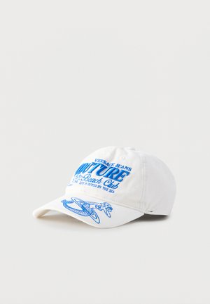 Witte baseballpet met blauw geborduurde tekst "Versace Jeans Couture Beach Club" en een blauwe afbeelding van een zeemeermin op de klep.