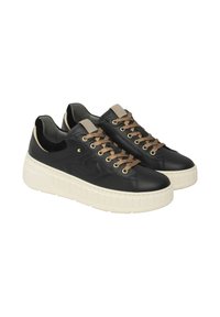 Sneaker in pelle nera con suola bianca spessa, lacci marroni e dettagli color nocciola sul tallone e sulla linguetta. Presenta dettagli cuciti.