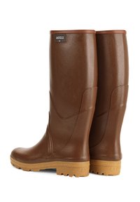 Bottes en caoutchouc marron hauteur genou avec une finition texturée, bord marron et une semelle en caoutchouc beige dotée de rainures pour l'adhérence. Logo de la marque visible.