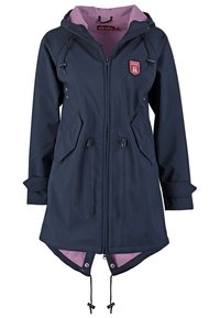 Marineblauwe waterdichte jas met een roze fleece voering, een capuchon met trekkoord, twee frontzakken en een afgeronde onderkant met drukknoopsluitingen. Gekenmerkt met het merkembleem.