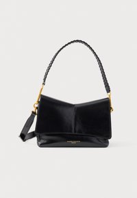 Sac à main en cuir noir avec une bandoulière tressée, un design plié, des accents en métal doré et un logo de la marque embossé en bas.