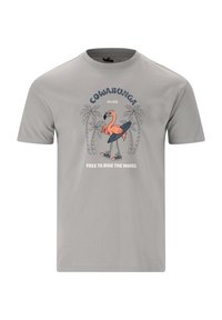 Grå bomulds t-shirt med grafik af en flamingo i solbriller, der holder et surfbræt, med palmer og tekst: "COWABUNGA DUDE FREE TO RIDE THE WAVES."