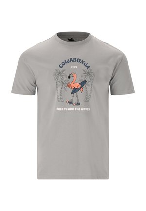 Grauem Baumwoll-T-Shirt mit einem Grafikdesign eines Flamingos in Sonnenbrille, der ein Surfbrett hält, umgeben von Palmen und mit dem Text: "COWABUNGA DUDE FREI, DIE WELLEN ZU REITEN."