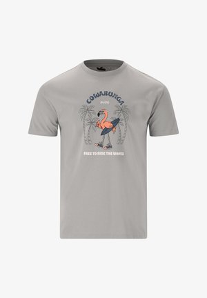 Grijze katoenen T-shirt met een afbeelding van een flamingo in een zonnebril die een surfplank vasthoudt, met palmbomen en tekst: "COWABUNGA DUDE VRIJ OM DE GOLVEN TE RITTEN."