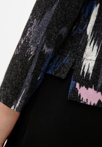 s.Oliver MIT KAPUZE - Kapuzenpullover - schwarz