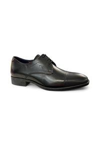 Zapato de vestir de cuero negro con textura suave, puntera puntiaguda y diseño de cordones. Presenta costuras sutiles y un tacón bajo.