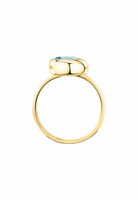 Anello d'oro con una pietra preziosa blu chiaro sfaccettata, incastonata in una montatura liscia e arrotondata. La bande è sottile e lucida con una forma circolare.
