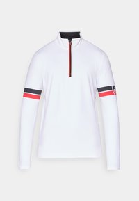 Cămașă albă cu mânecă lungă și guler cu fermoar, având accente stripate negre și roșii pe mâneci, confecționată dintr-un material ușor.