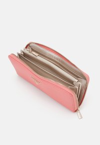 Guess LAUREL LARGE ZIP AROUND - Carteira - coral