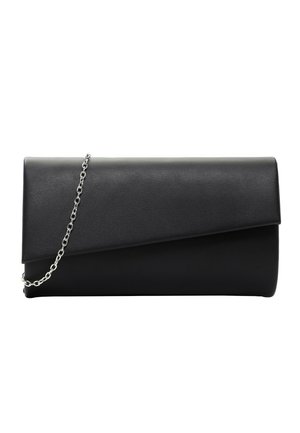 Schwarze rechteckige Leder-Clutch mit diagonaler Klappe und einem silbernen Kettenriemen vor weißem Hintergrund.