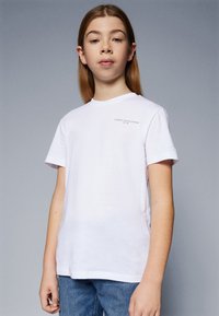 Tommy Hilfiger - MINI CORP LOGO TEE UNISEX - Camiseta básica - white Imagen en miniatura 1