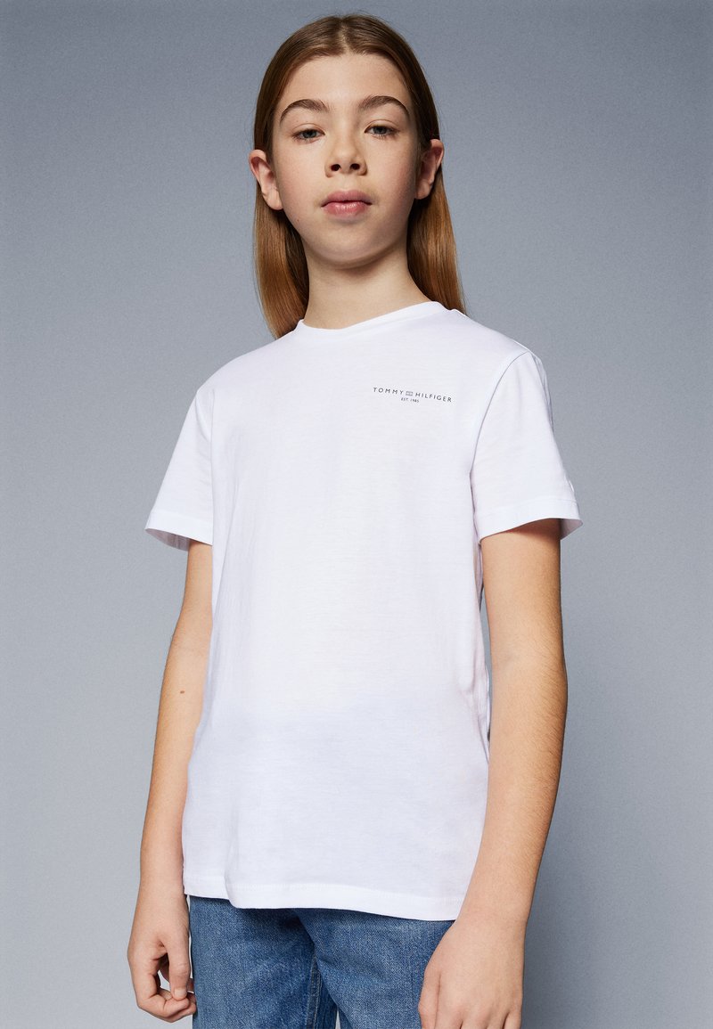Tommy Hilfiger - MINI CORP LOGO TEE UNISEX - Camiseta básica - white, Ampliar