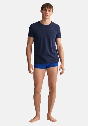 Marineblå bomulls-T-skjorte kombinert med blå boxershorts. T-skjorten har rund halsutringning og en smal passform, med minimal logodetalj.